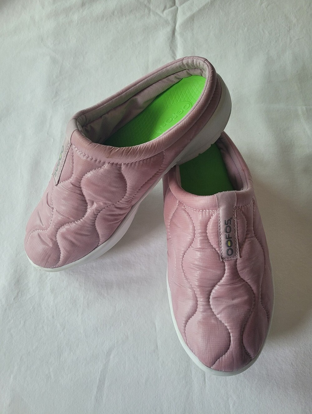 OOFOS Women Quilted Slip-On Clog in Dusty Pink with Green Footbed Size 9
